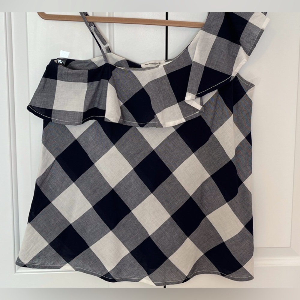 One shoulder top